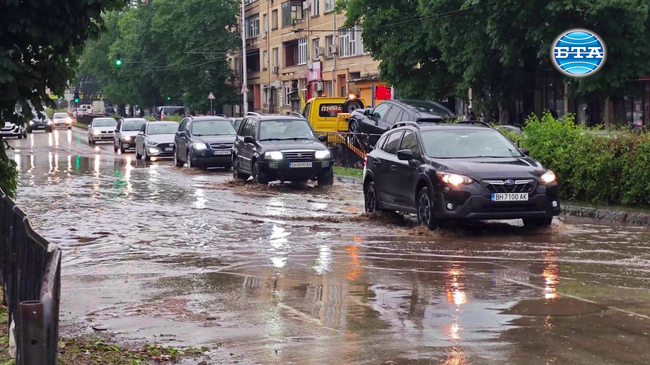 Няма бедстващи хора и населени места без ток в община Плевен, съобщи кметът д-р Валентин Христов