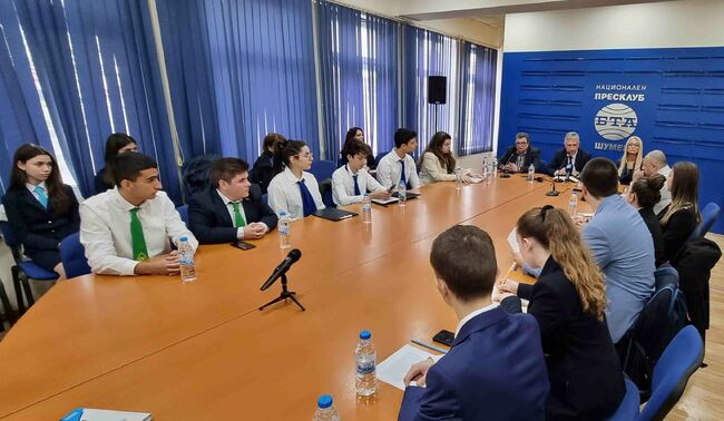 Областният управител на Шумен, преподаватели, студенти и ученици дискутираха на тема „Нашата Европа“