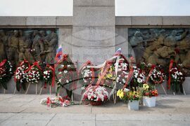 Бургас - 9 май - Паметник на Съветската армия - почит