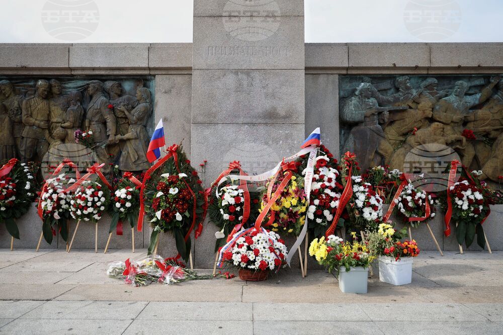 Бургас - 9 май - Паметник на Съветската армия - почит