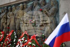 Бургас - 9 май - Паметник на Съветската армия - почит