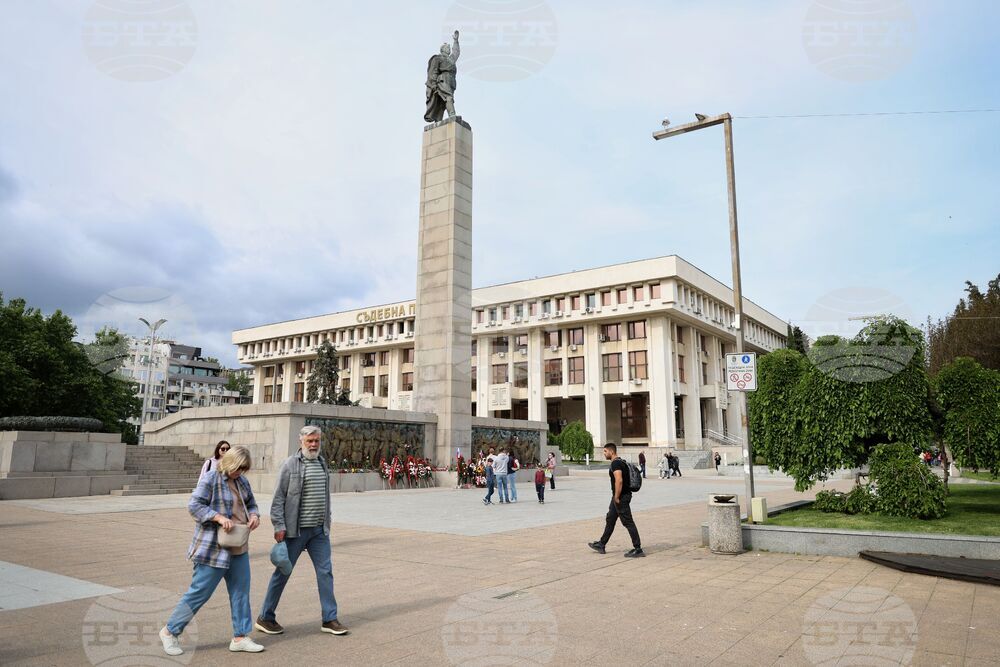 Бургас - 9 май - Паметник на Съветската армия - почит