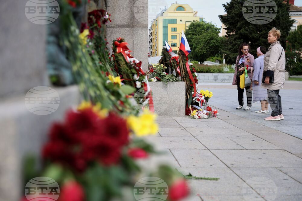 Бургас - 9 май - Паметник на Съветската армия - почит