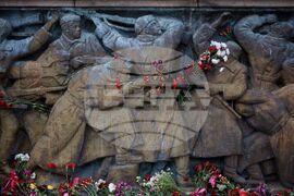 Бургас - 9 май - Паметник на Съветската армия - почит