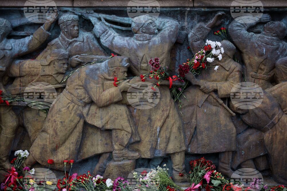 Бургас - 9 май - Паметник на Съветската армия - почит
