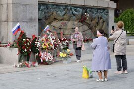 Бургас - 9 май - Паметник на Съветската армия - почит