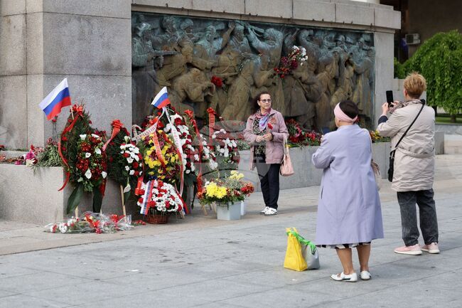Бургас - 9 май - Паметник на Съветската армия - почит