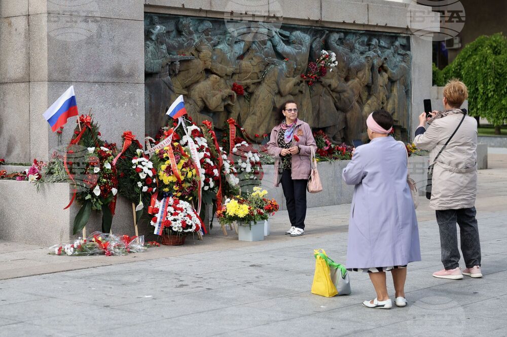 Бургас - 9 май - Паметник на Съветската армия - почит