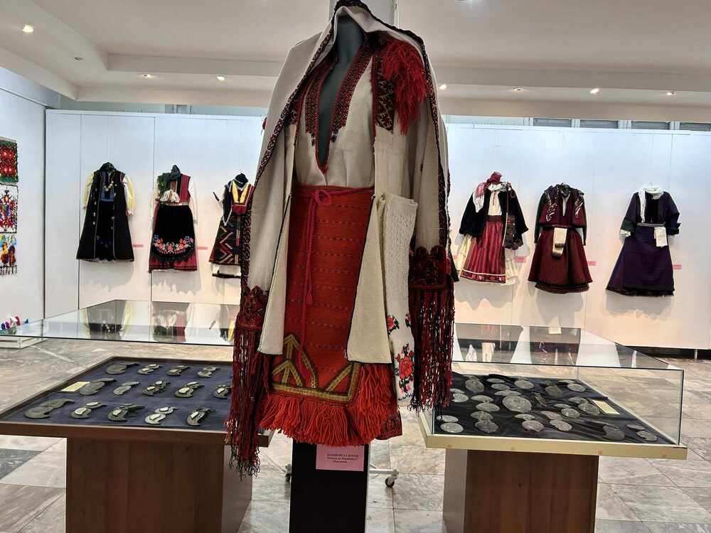 Община Ловеч: Кметът Петков откри изложба на автентични носии и пафти