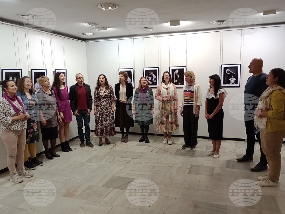 Фотографът Даниела Минева представи самостоятелната си изложба „Майки и синове“ във Велико Търново