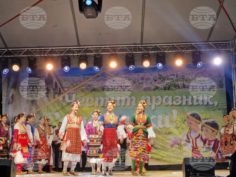 С тържествен концерт и заря Сандански отбеляза своя празник