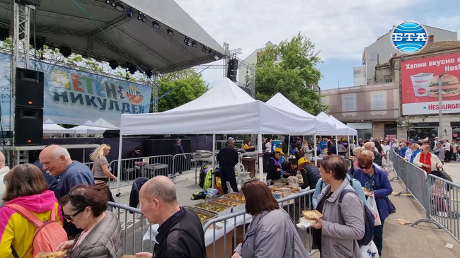 Дълга опашка за рибен курбан и миди по бургаски се изви за Летния Никулден в Бургас