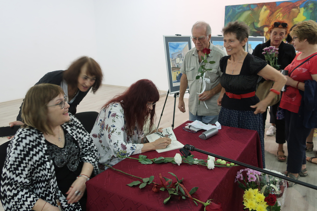 В Плевен бе премиерата на трета стихосбирка на художничката Зоя Минева