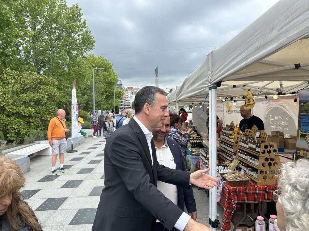 Български фермерски съюз: Кметът на Бургас Димитър Николов разгледа фермерското изложение в града