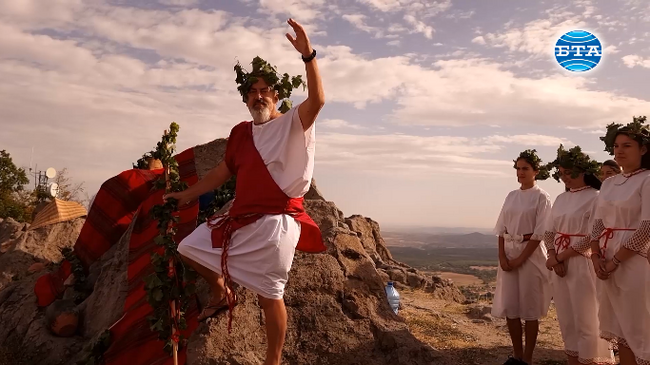 Древен ритуал по приготвяне на вино пресъздадоха в Минерални бани