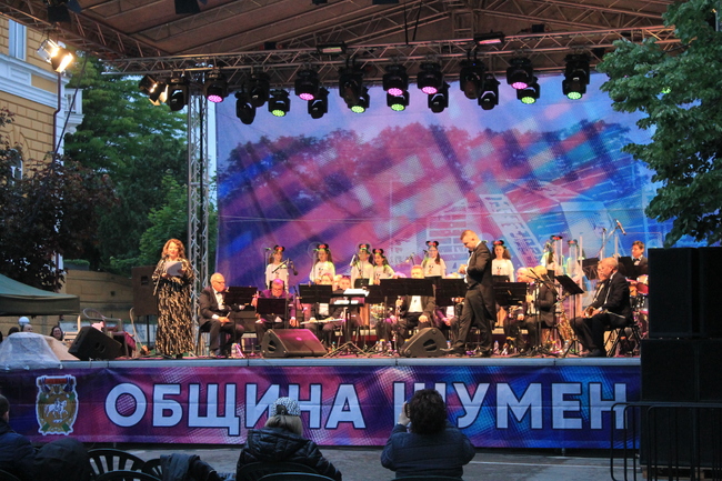 Продължават изявите на сцената пред Община Шумен