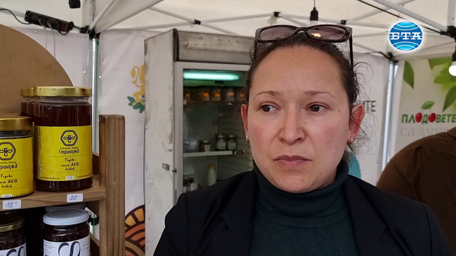 Истинският мед запазва полезните си свойства години наред, каза пчеларят Ралица Кунева