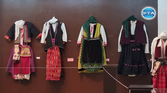 Изложба на автентични български носии и пафти е подредена в художествена галерия „Проф. Теофан Сокеров“ в Ловеч