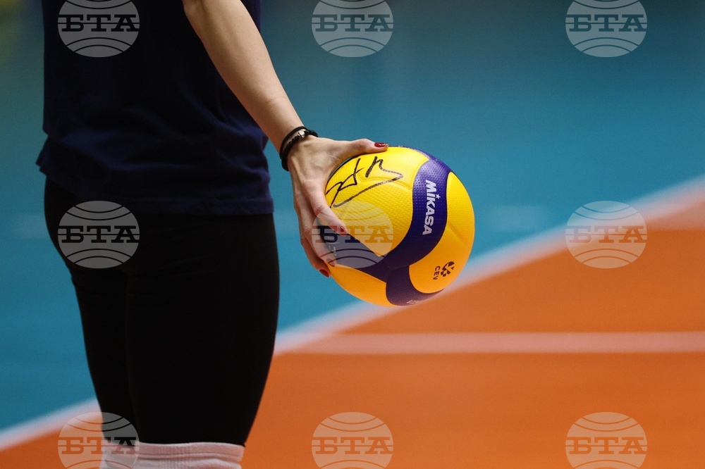 Волейбол - женски национален отбор - тренировка  - топка