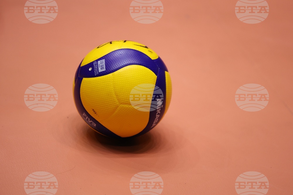 Волейбол - женски национален отбор - тренировка - топка