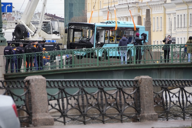 Трима души загинаха, а четирима са в състояние на клинична смърт, след като автобус падна в река в центъра на Санкт Петербург