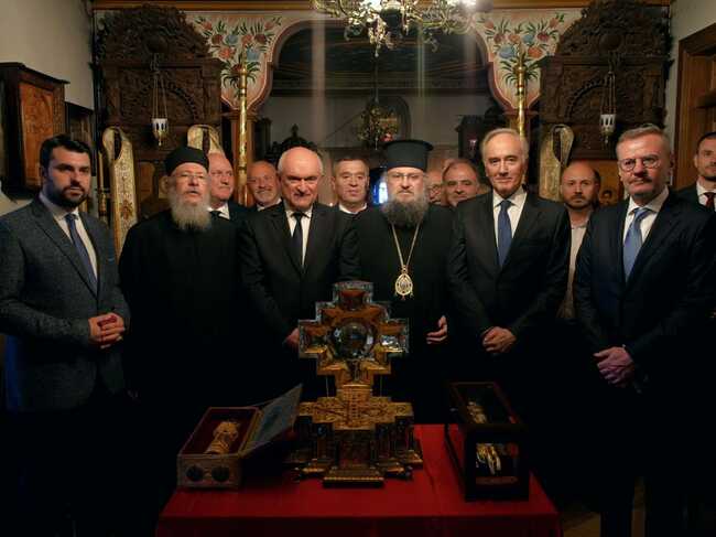 МС: Премиерът Димитър Главчев, ръководената от него делегация и Негово Високопреосвещенство митрополит Григорий се поклониха на светите мощи на св. св. Кирил и Методий в Света гора