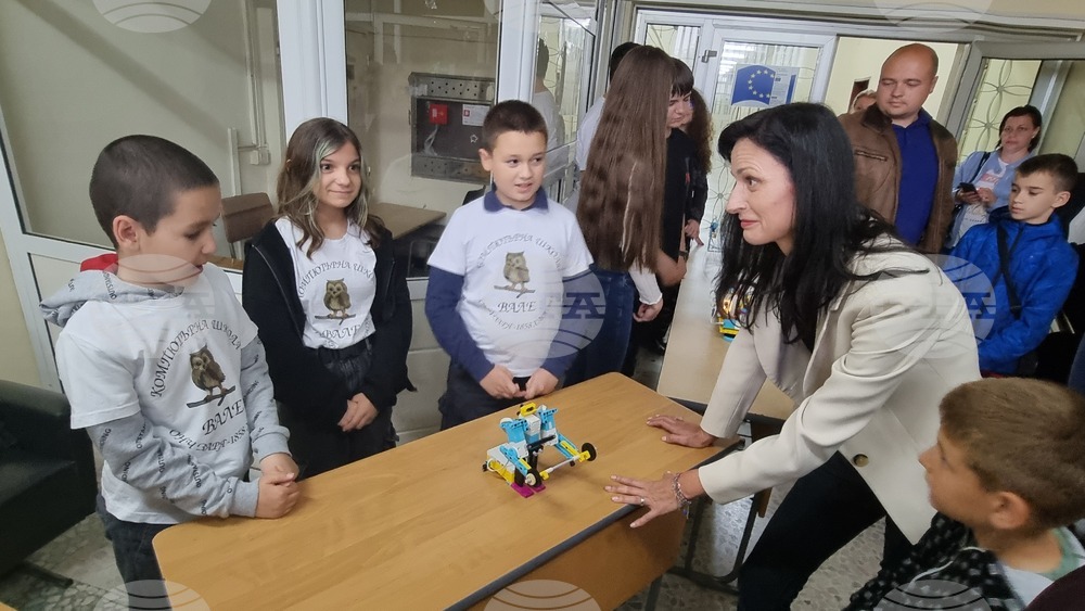 Мария Габриел награди победителите в детски конкурс за рисунка и роботика в Хасково