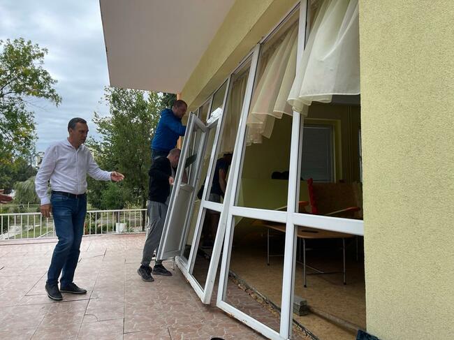 Родители участват в отстраняването на щетите по сградите на училища и детски градини в Бургас, причинени от бурята