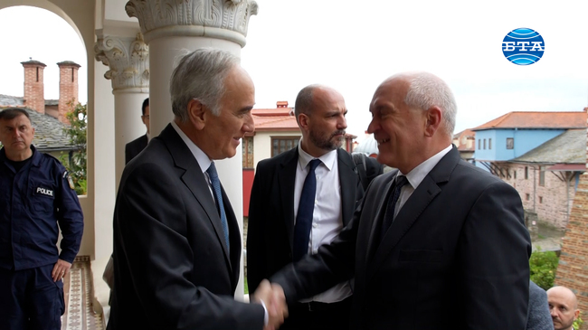 Служебният премиер Димитър Главчев и ръководената от него делегация се поклониха пред мощите на св.св. Кирил и Методий в Света гора