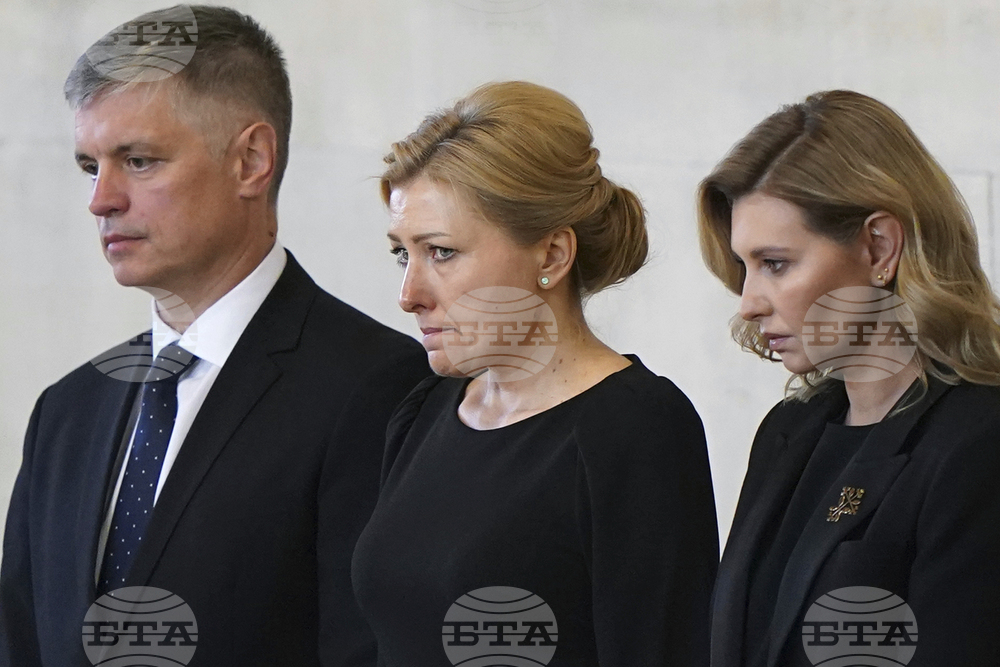 Първата дама на Украйна Олена Зеленска се поклони пред ковчега на Елизабет Втора
