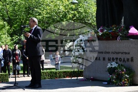 Паметник на Св. Св. Кирил и Методий - гимназия - патронен празник