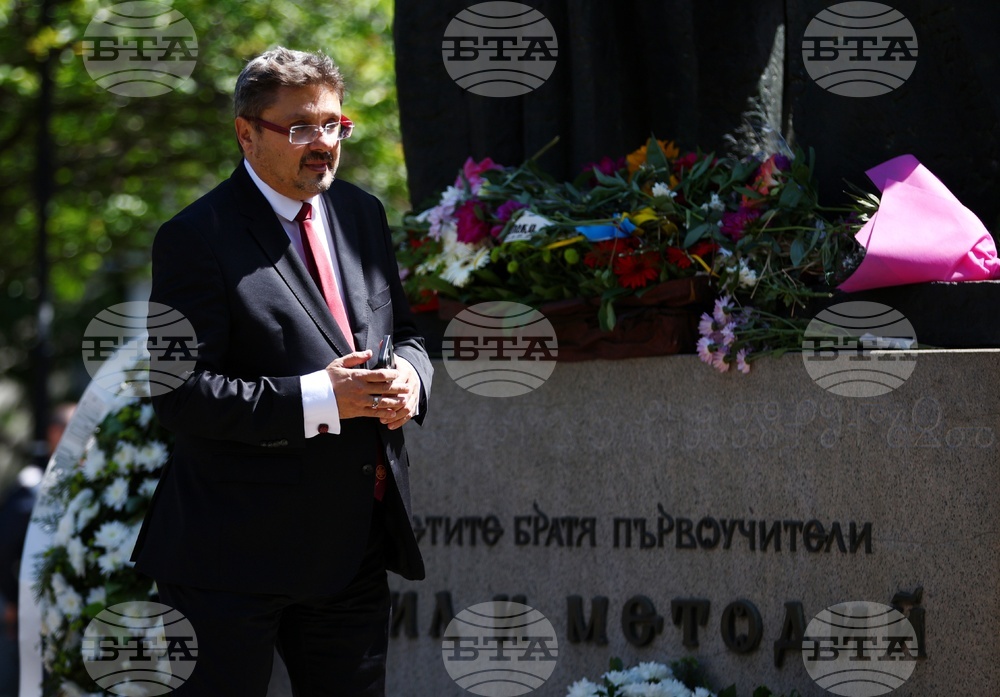 Паметник на Св. Св. Кирил и Методий - гимназия - патронен празник