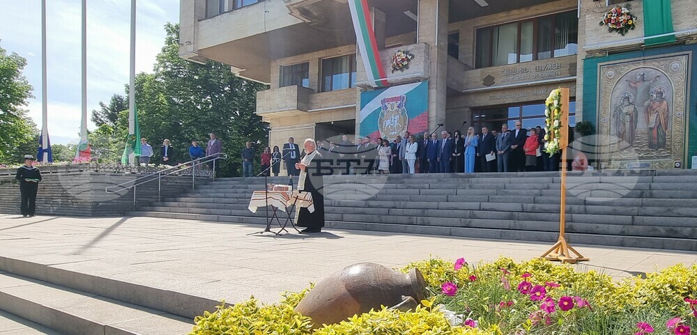 Отбелязването на Деня на Шумен -11 май започна с молебен за здраве и благоденствие и тържествен ритуал пред сградата на общината