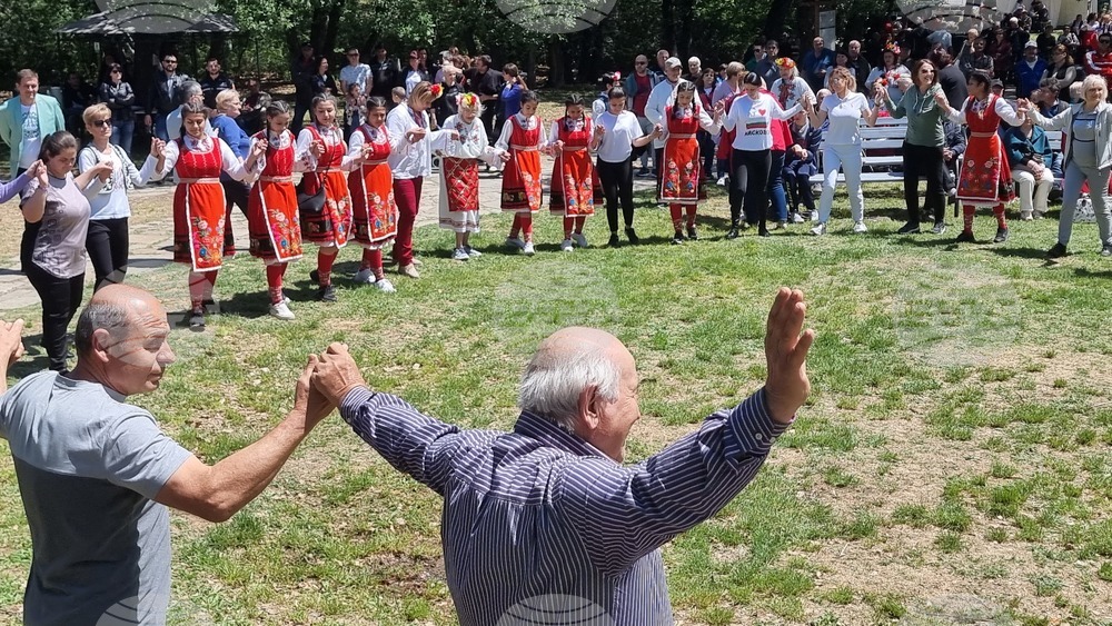 В Хасково с хоро бе открито 58-ото издание на Националния събор за народно творчество "Китна Тракия пее и танцува"