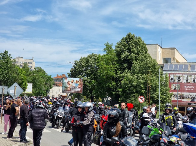 Хиляди рокери преминаха по централните улици на Ямбол в мотошествие, част от националния мотосъбор в местността Бакаджик