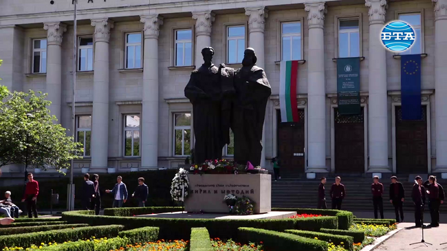 Ученици от Националната гимназия за древни езици и култури отбелязаха своя патронен празник пред Националната библиотека в София