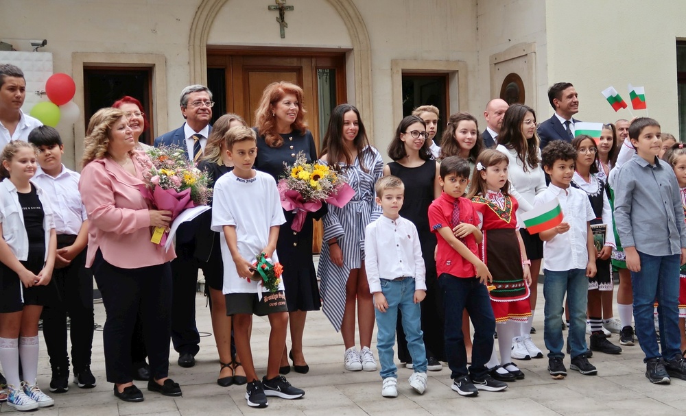 Вицепрезидентът Илияна Йотова откри учебната година в Българското неделно училище „Св. св. Кирил и Методий“ в Истанбул