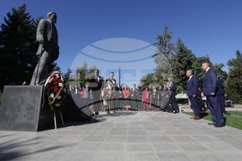 УНСС - учебна година - паметник - цветя