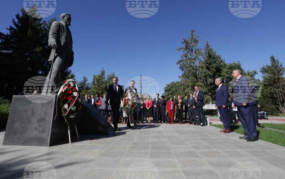 УНСС - учебна година - паметник - цветя