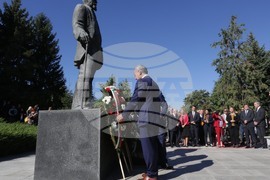 УНСС - учебна година - паметник - цветя
