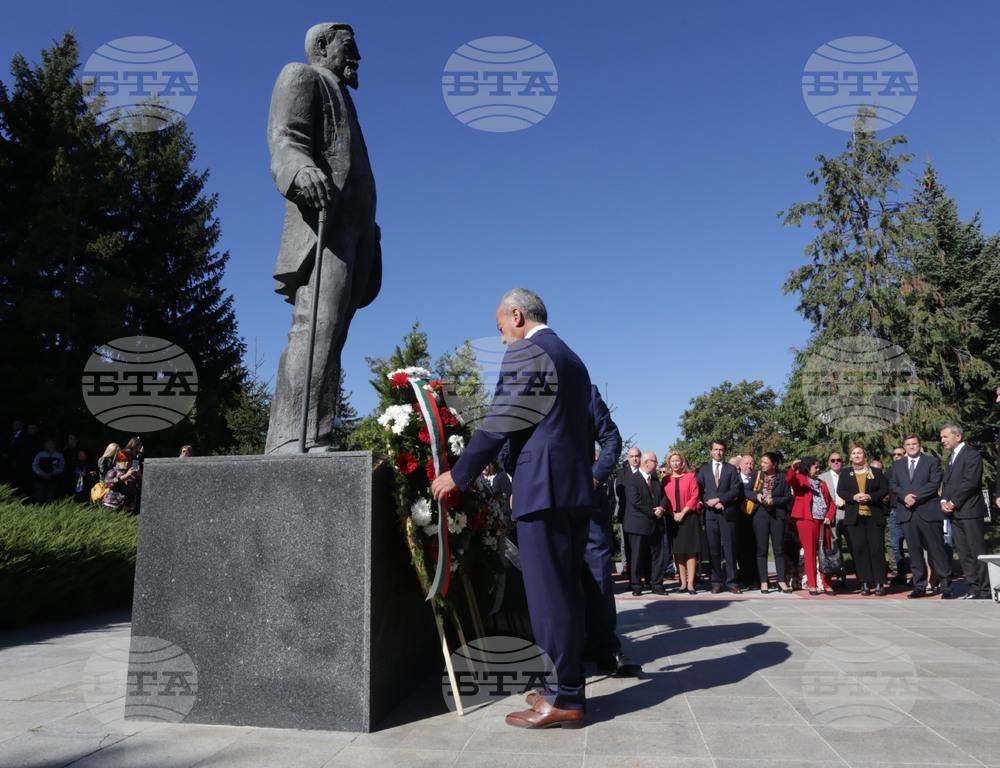 УНСС - учебна година - паметник - цветя