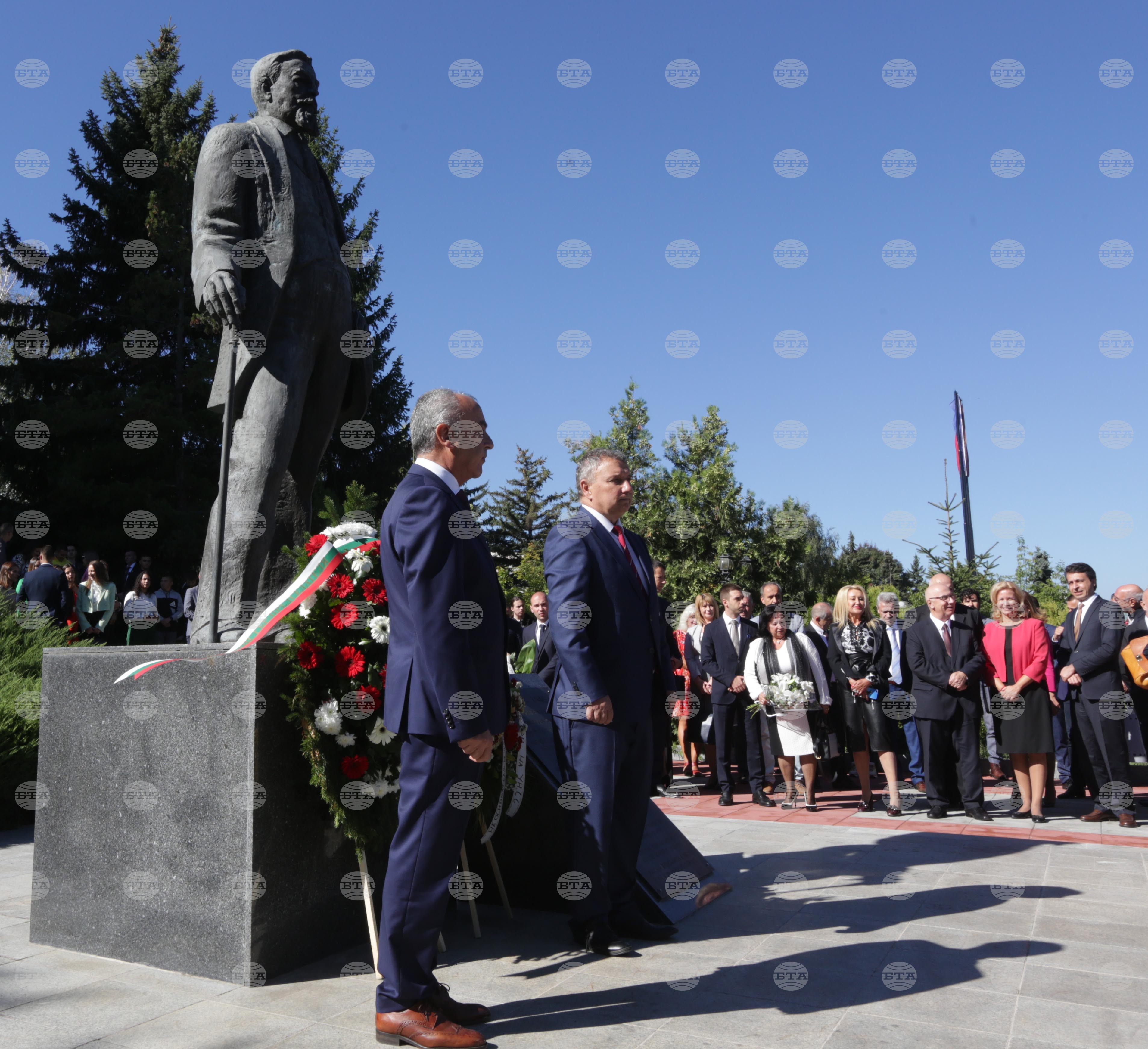 УНСС - учебна година - паметник - цветя