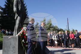 УНСС - учебна година - паметник - цветя