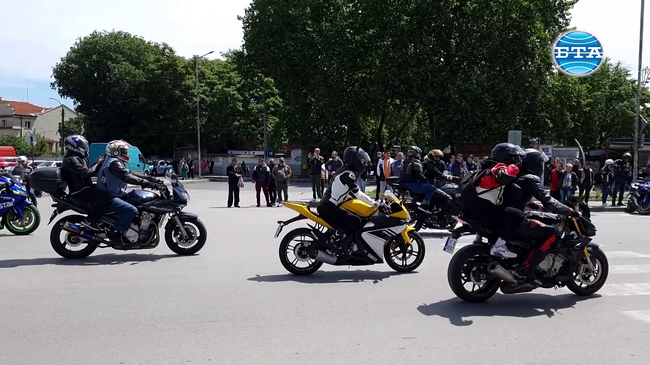 Хиляди рокери преминаха по централните улици на Ямбол в мотошествие, част от националния мотосъбор в местността „Бакаджик“