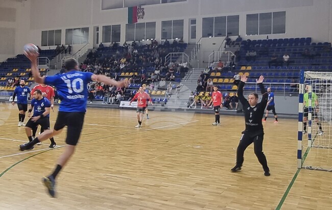 Шампионът Локомотив (Горна Оряховица) оглави еднолично класирането в мъжкото хандбално първенство на България след победа в дербито с Шумен