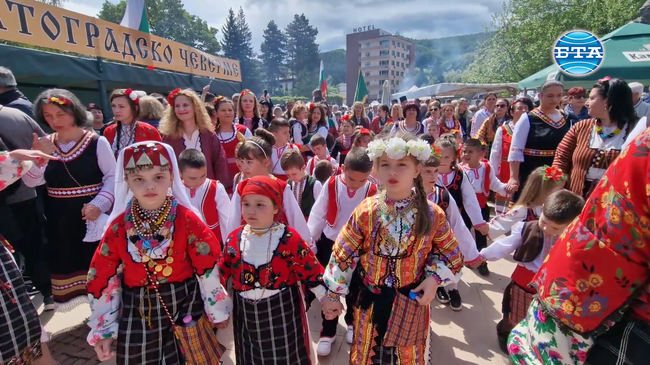 Златоград посрещна хиляди гости с чеверме, гайди и народно веселие