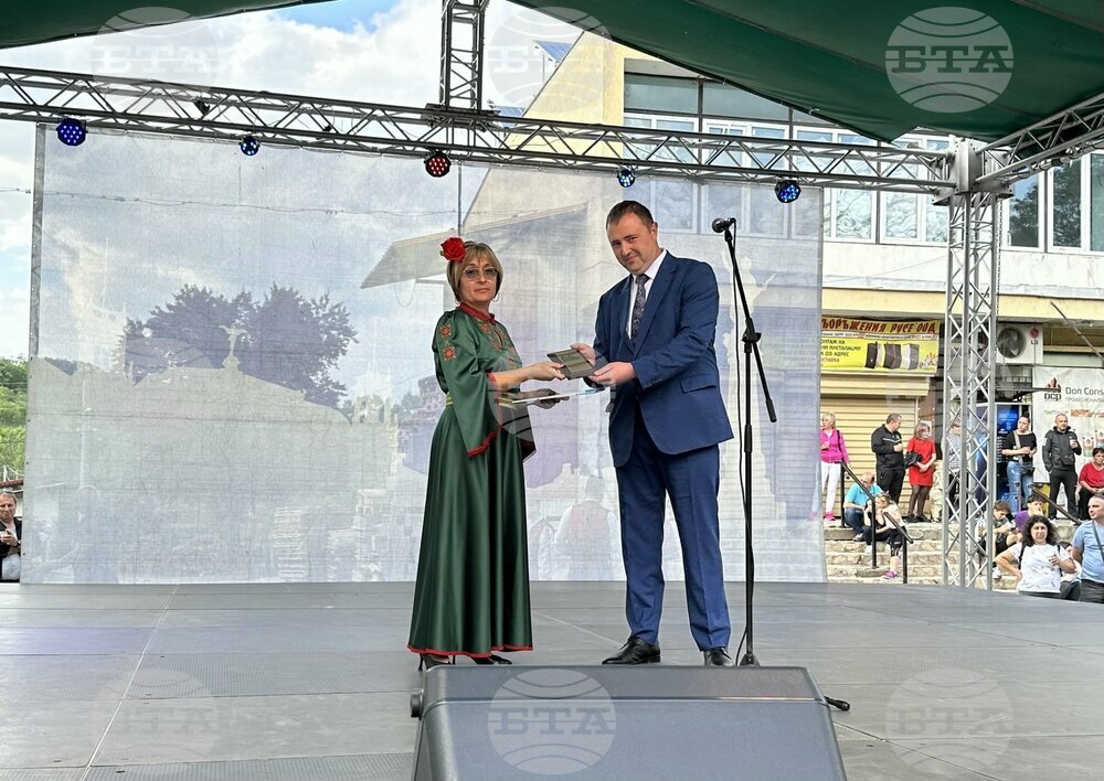 Община Русе отличи читалището в Средна кула с почетен плакет за 100-годишнината от създаването му