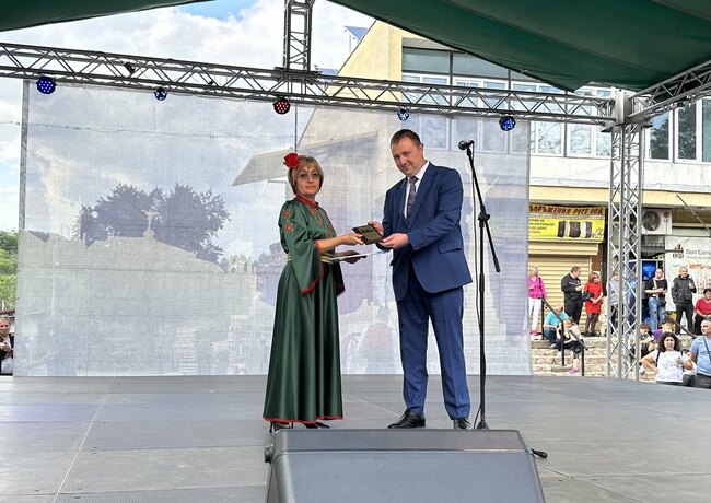 Община Русе отличи читалището в Средна кула с почетен плакет за 100-годишнината от създаването му