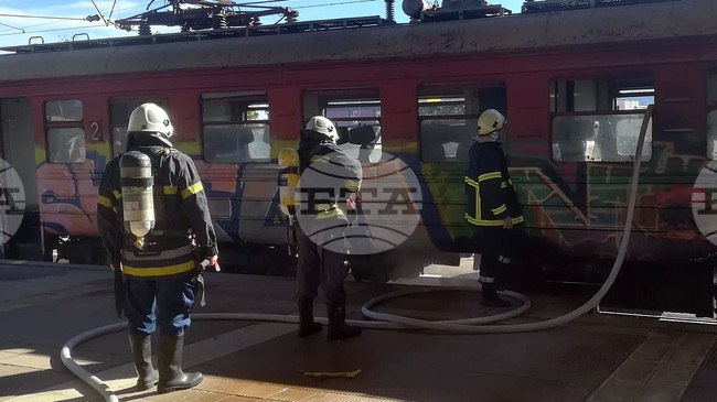 Товарна композиция с над 30 вагона дерайлира край симеоновградското село Пясъчево, горяха цистерни с гориво