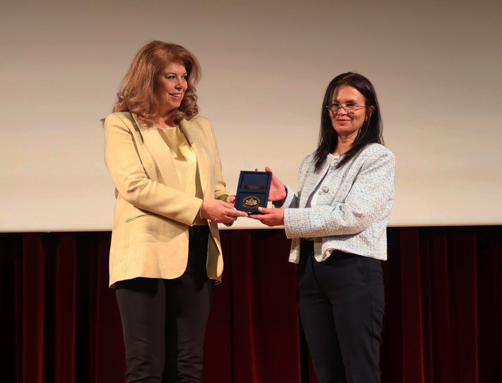 Илияна Йотова удостои с почетния плакет на вицепрезидента Българското неделно училище „Св. св. Кирил и Методий“ в Атина